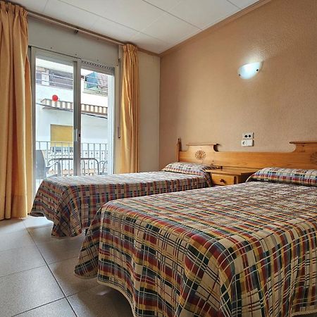 Hostal Los Manos Blanes Bagian luar foto