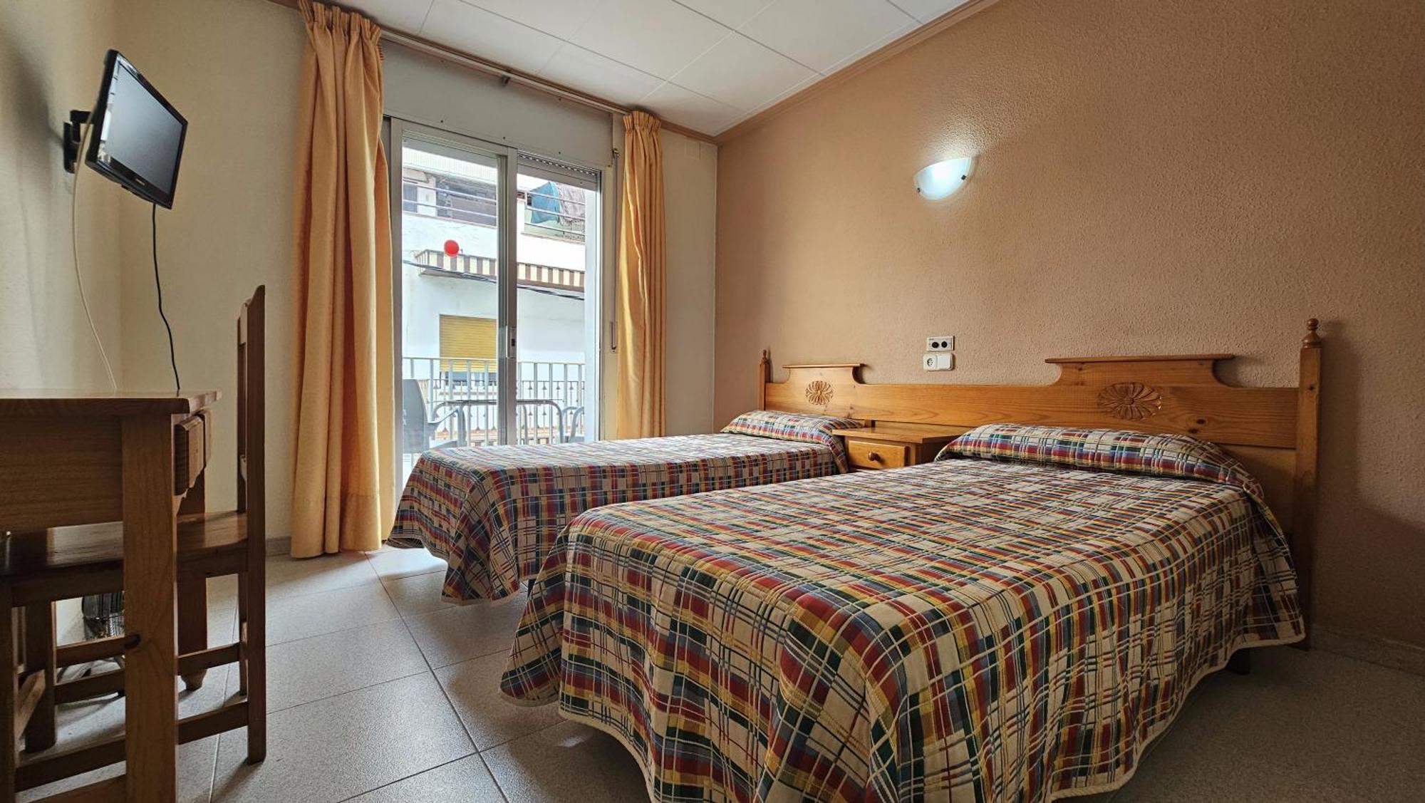 Hostal Los Manos Blanes Bagian luar foto