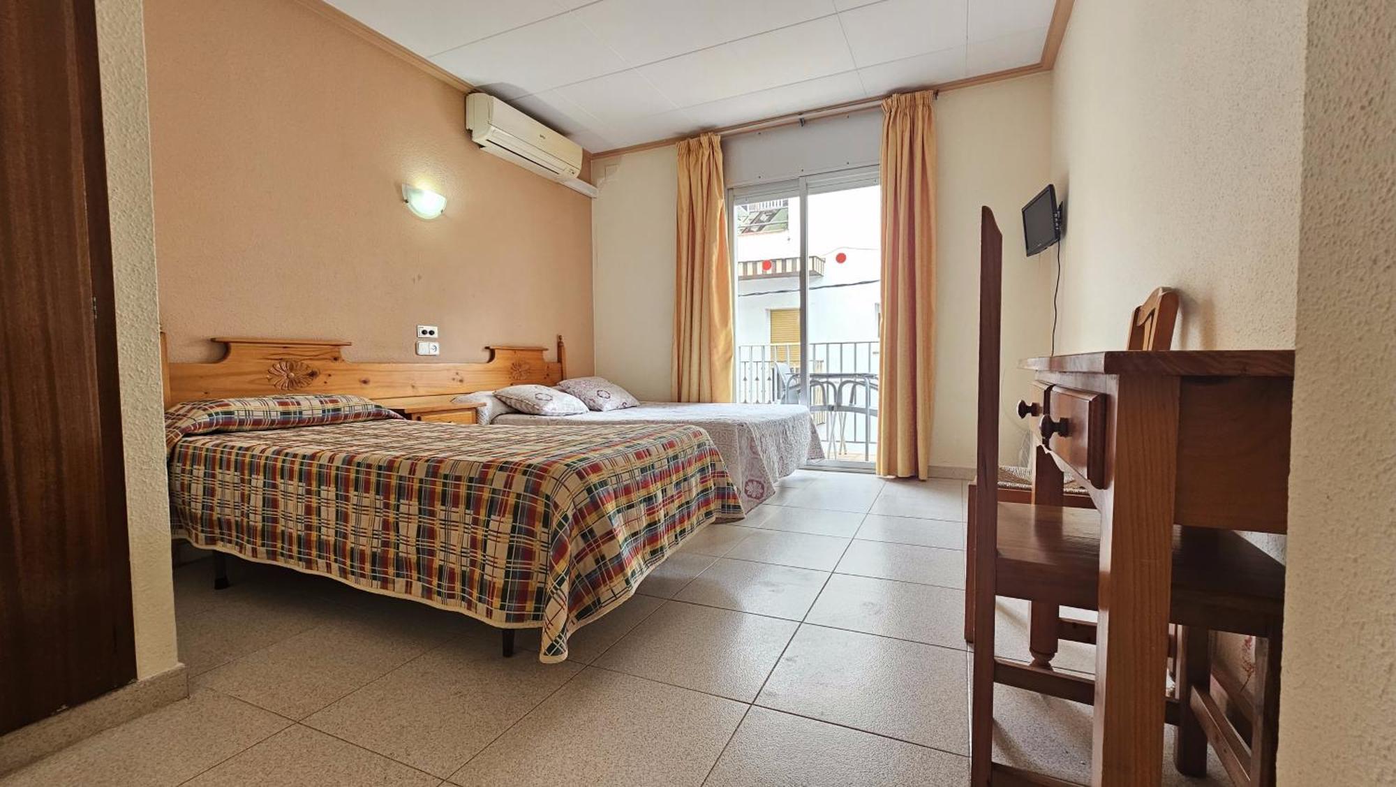 Hostal Los Manos Blanes Bagian luar foto