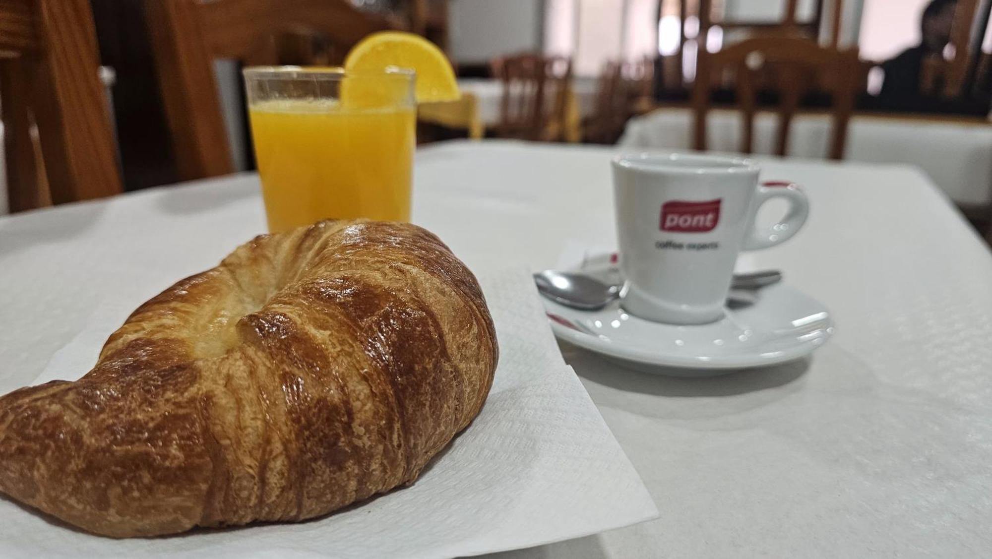 Hostal Los Manos Blanes Bagian luar foto