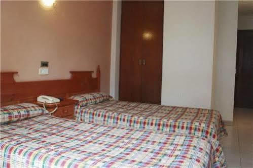 Hostal Los Manos Blanes Bagian luar foto