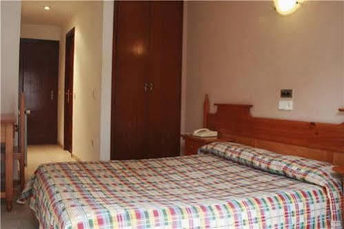 Hostal Los Manos Blanes Bagian luar foto